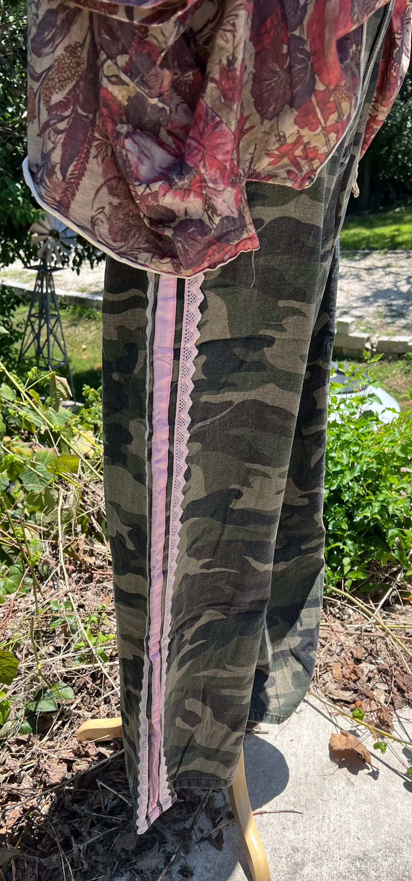 Washed camo pink lace pants